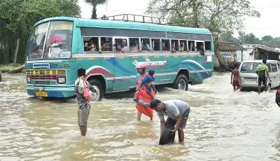 7 dead, nearly 2.5 lakh displaced as heavy rains batter Bengal; rescue  operations on – India TV