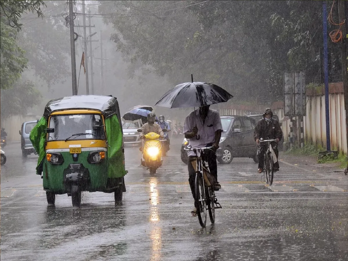 Weather | দিনভর ভারী থেকে অতিভারী বৃষ্টি, ৫ জেলায় অঝোর বর্ষণে ভয়ঙ্কর  পরিস্থিতি, কলকাতায় নামবে কখন? | West Bengal Latest Weather Forecast North  Bengal heavy to very heavy rain ...