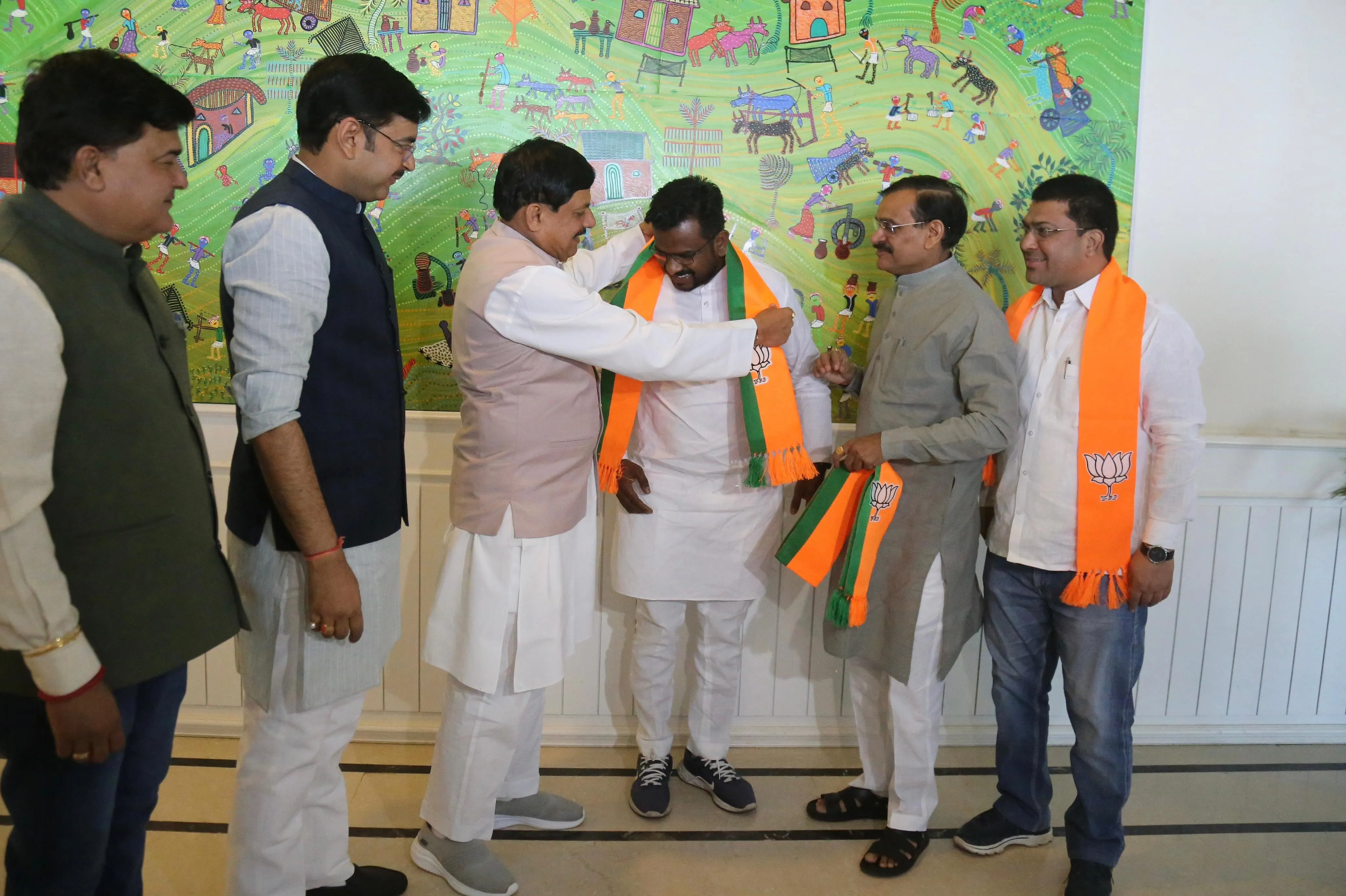 Mp News: Another Shock To Congress, Kamal Nath's Close Aide And Chhindwara  Mayor Vikram Ahake Joins Bjp. - Amar Ujala Hindi News Live - Mp  News:कांग्रेस को फिर झटका, कमलनाथ के करीबी