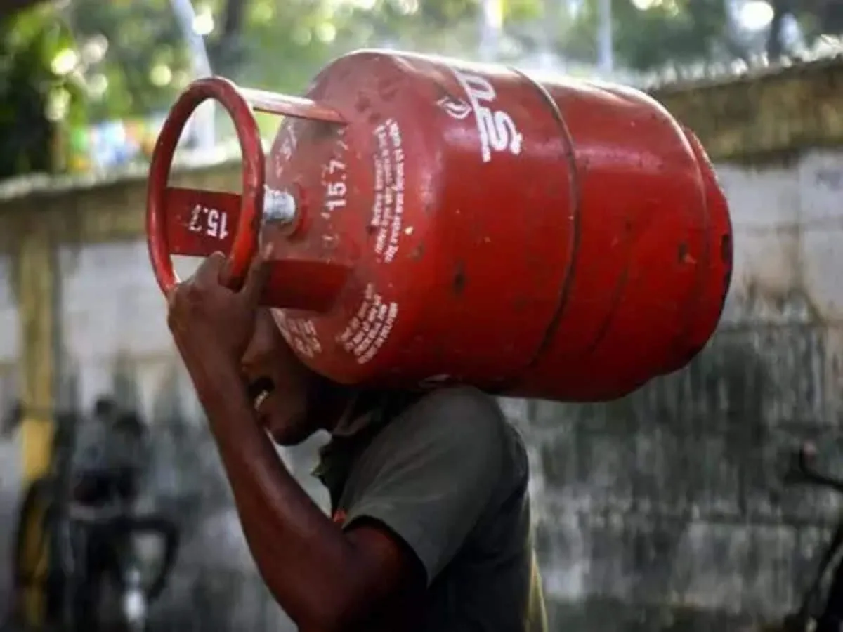 Commercial LPG gas cylinder prices slashed by Rs 99.75 from today - The  Economic Times