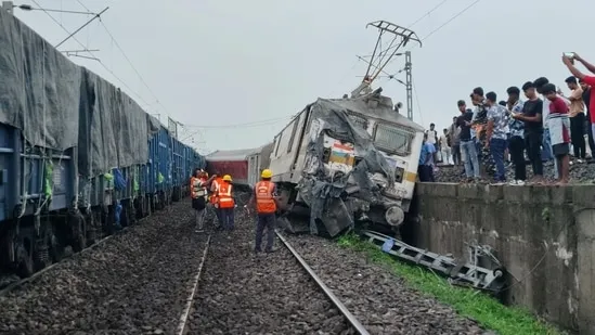 Jharkhand train accident LIVE: Howrah-Mumbai mail derails, 2 killed, 20  injured | Hindustan Times