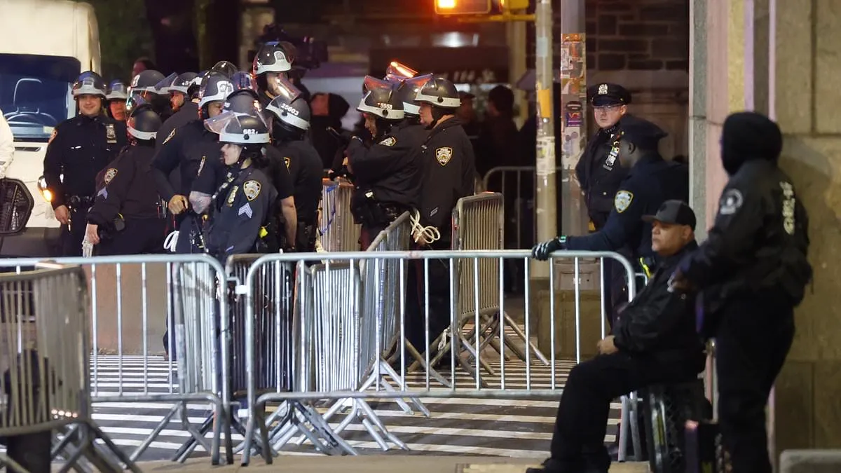 Panicked pro-Palestine protesters fall down the stairs as they try to flee  hundreds of NYPD riot cops swooping on occupied Columbia University building  and huge encampment: At least 50 are arrested |