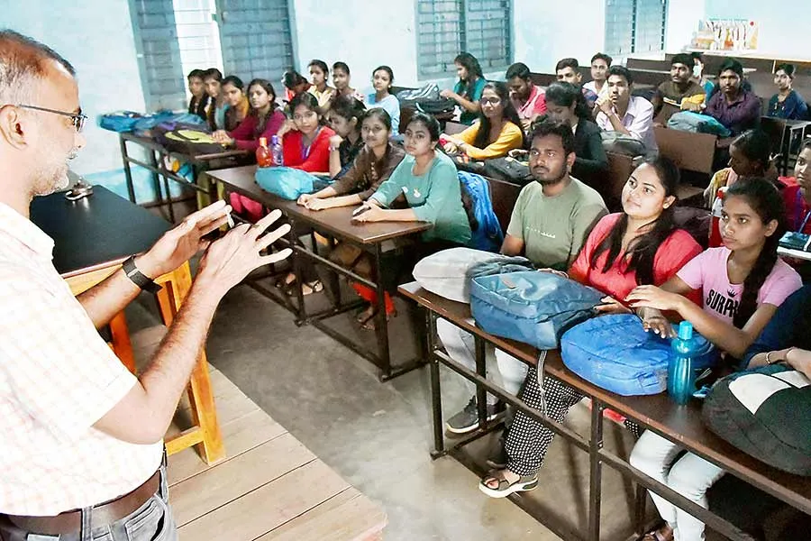 College Admision | Many colleges are resuming their academic session with  fewer students - Anandabazar