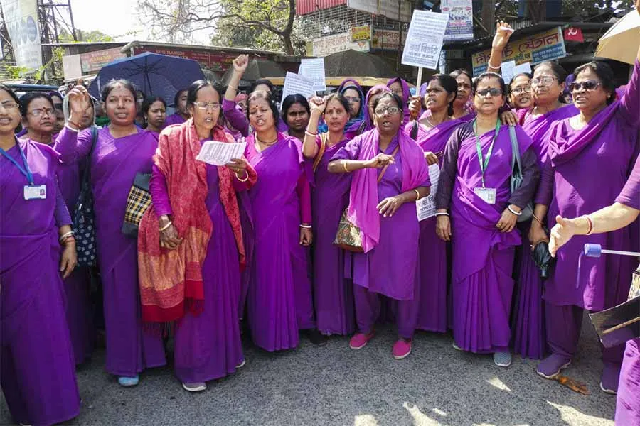 Asha Workers on protest | Asha Workers started their protest campaign as  their demand was not fulfilled - Anandabazar