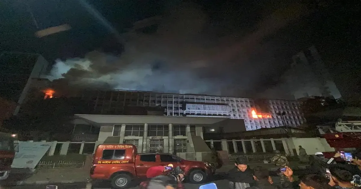 Bangladesh Secretariat Fire: মধ্যরাতে আগুন বাংলাদেশ সচিবালয়ে, পুড়ে ছাই  বহু নথি, দুর্ঘটনা না অন্তর্ঘাত?