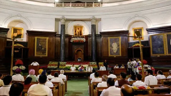 Lok Sabha Session LIVE Updates: Newly elected MPs to take oath today,  protests likely | Today News