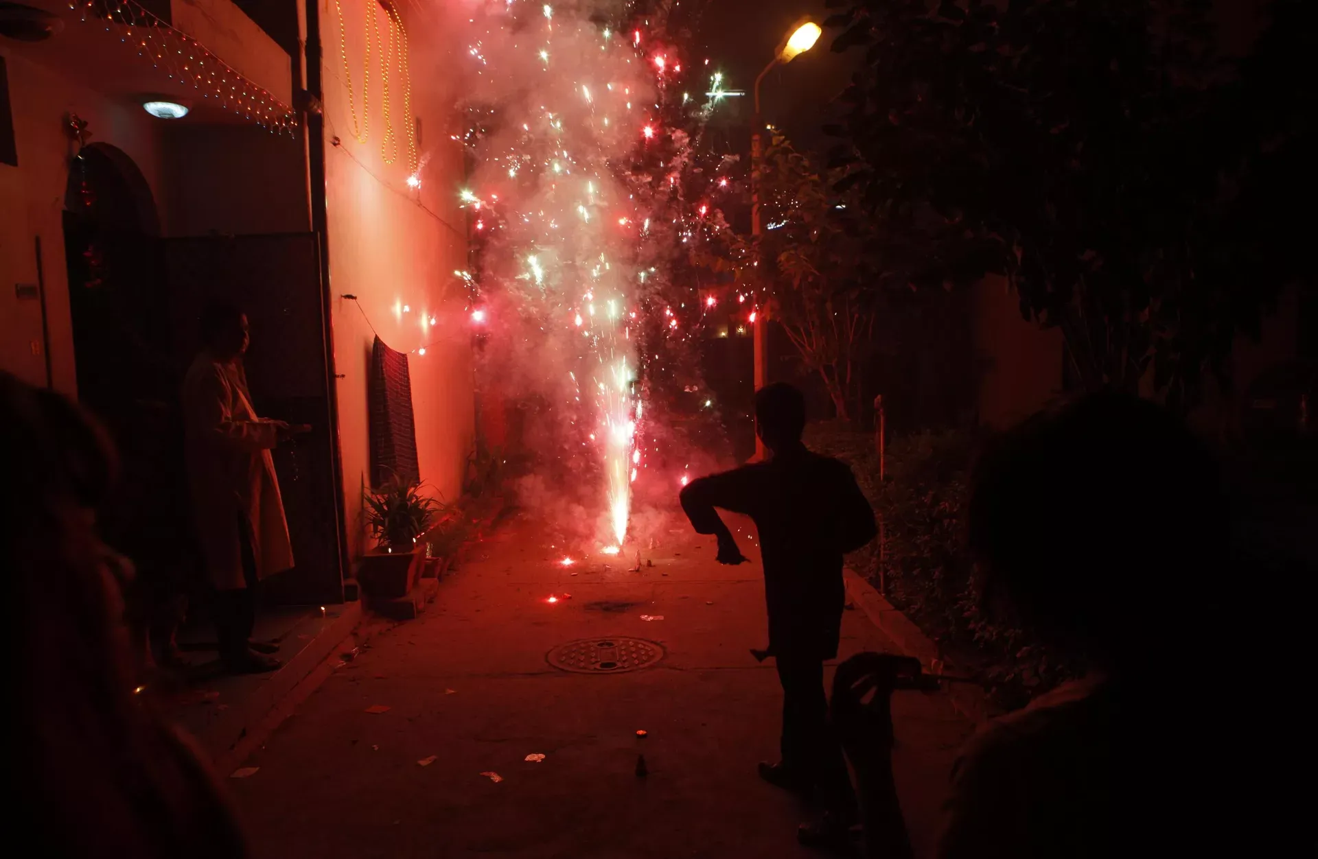 Children light firecrackers to celebrate Diwali - Sputnik India, 1920, 04.11.2023