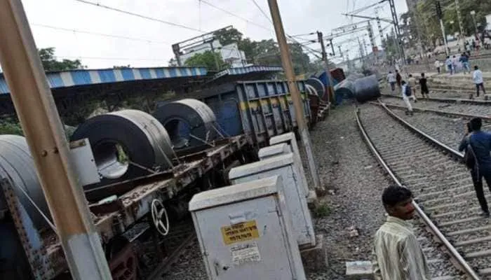 Goods Train Derails At Palghar Station Near Mumbai, Rail Services Affected:  Check Details | Railways News | Zee News