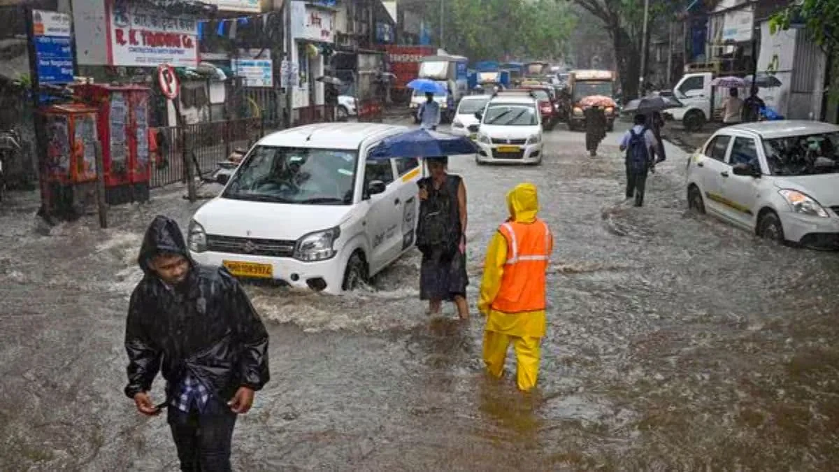 Mumbai rain updates: Overnight downpour leaves roads waterlogged, showers  expected throughout today – Firstpost