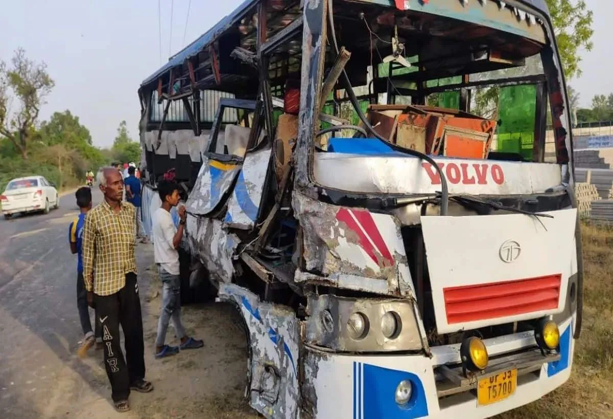 उत्तर प्रदेश के उन्नाव में बस को चीरते हुए आगे निकला ट्रक, 8 लोगों की मौत,  19 घायल | Moneycontrol Hindi