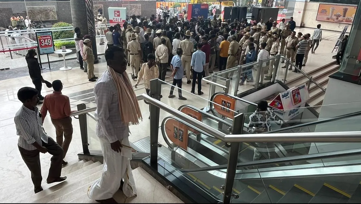 Farmer in dhoti denied entry into mall in Bengaluru - The Hindu