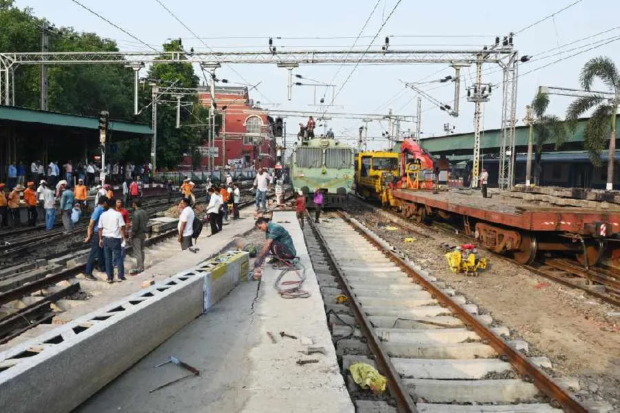 Sealdah station | Suburban services hit, 1 falls from train, dies -  Telegraph India