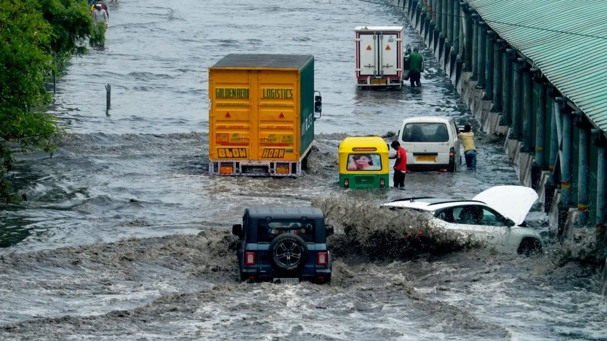 Gurugram turns into Jalgram as heavy rain causes severe waterlogging,  traffic Pics and videos - India Today