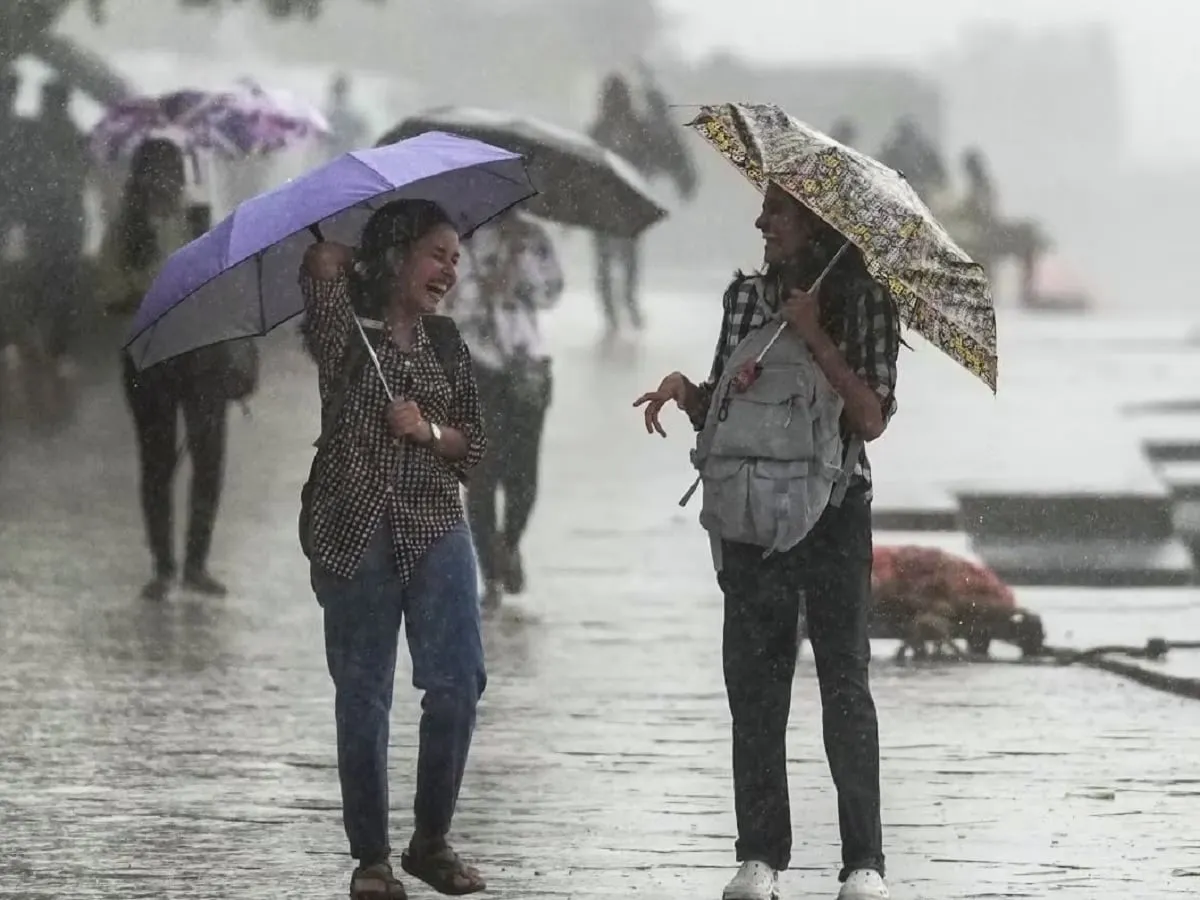 West Bengal Weather Update: নিম্নচাপের বৃষ্টি চলবে দক্ষিণবঙ্গে,  বজ্রবিদ্যুৎ-সহ নিবিড় বৃষ্টির সতর্কতা ১৩ জেলায় – News18 বাংলা