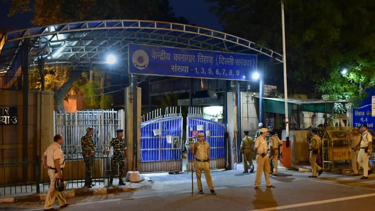 Delhi: 15 inmates 'deliberately' injure themselves at Tihar jail – India TV