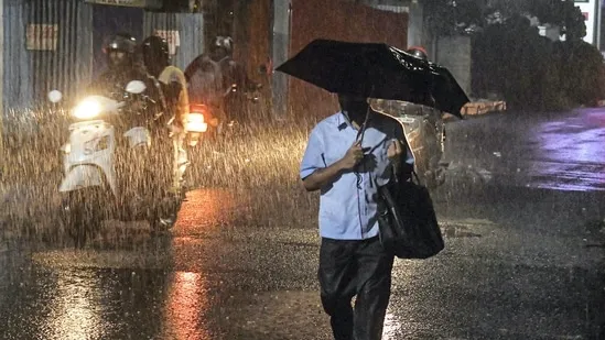 IMD issues heavy rainfall alert for Kerala's 10 districts | Check details |  Latest News India - Hindustan Times