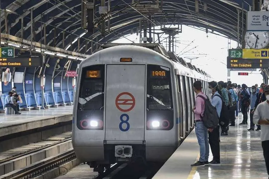 Delhi Metro | Delhi metro booked over 1600 people for creating nuisance  dgtl - Anandabazar