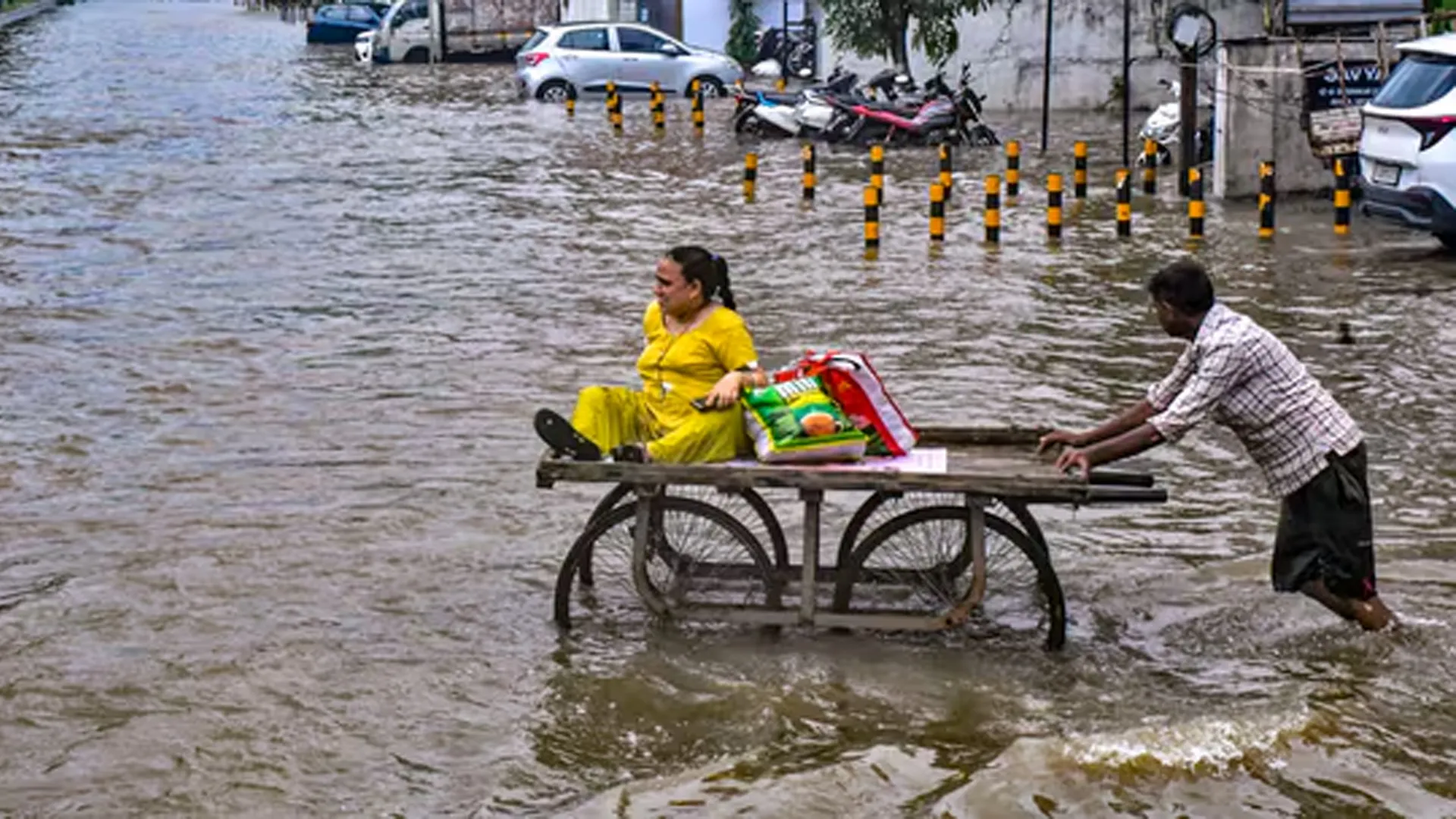 গুজরাটে ভয়াবহ বন্যা, ২৮ জনের প্রাণহানি