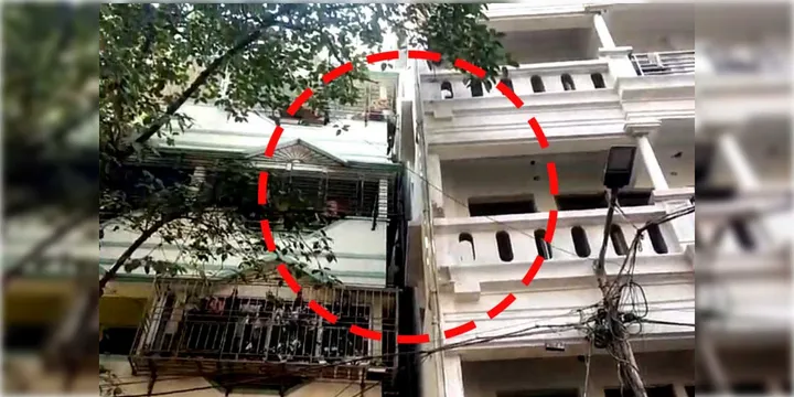Tangra | এবার হেলে গেলো ট্যাংরার নির্মীয়মাণ বাড়ি! গ্যাপ নেই দুটি বহুতলের  মাঝে! আতঙ্ক ছড়িয়েছে এলাকায়