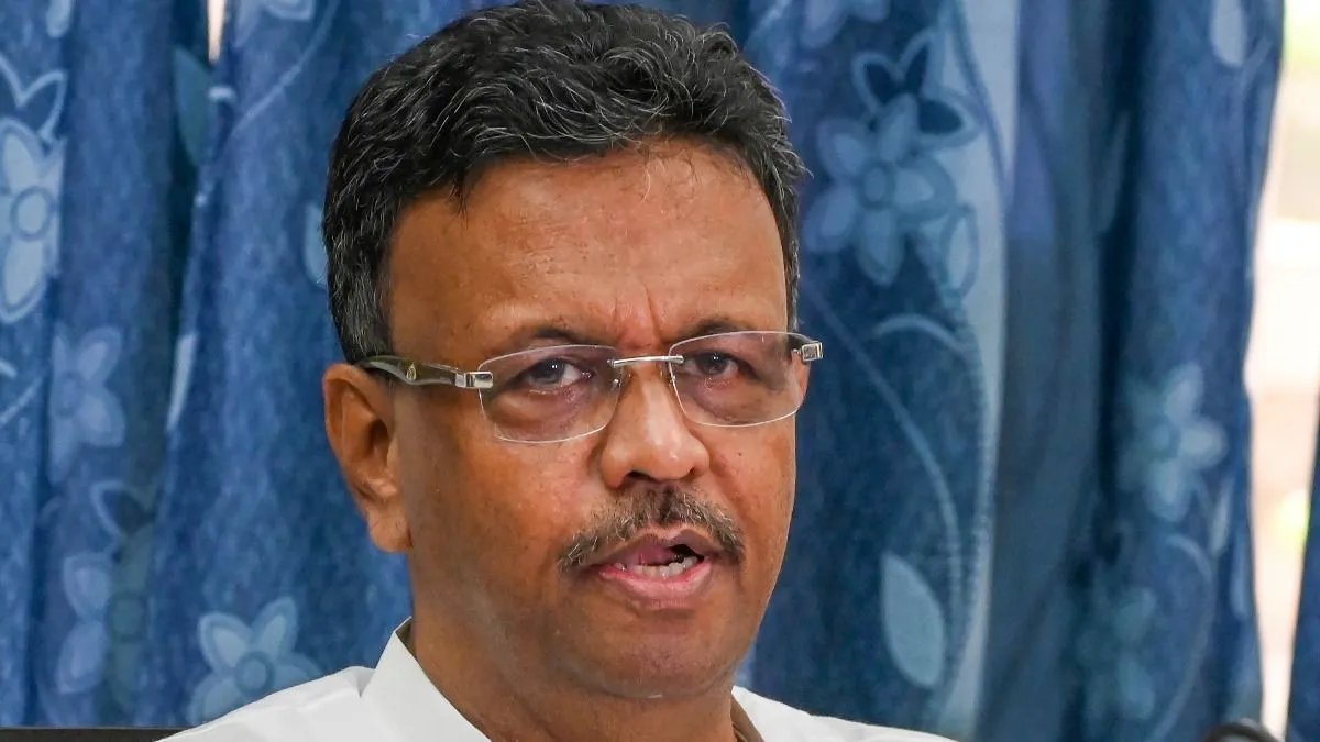 Firhad Hakim: ফের হাসপাতালে ফিরহাদ হাকিম, হঠাৎ কী হল কলকাতার মেয়রের? - kmc  mayor firhad hakim admitted to hospital due to dehydration sus - Aaj Tak  Bangla