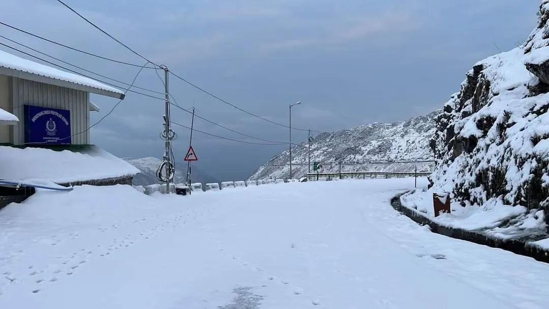 Summer Heavy Snowfall At Sikkim: ব্যাপক তুষারপাত সিকিমে, বরফের সাদা চাদর  গুরুদংমার-ছাঙ্গু-নাথুলায়, দেখুন - Heavy Snowfall At east Sikkim nathula  permit cancel by state government ssr - Aaj ...