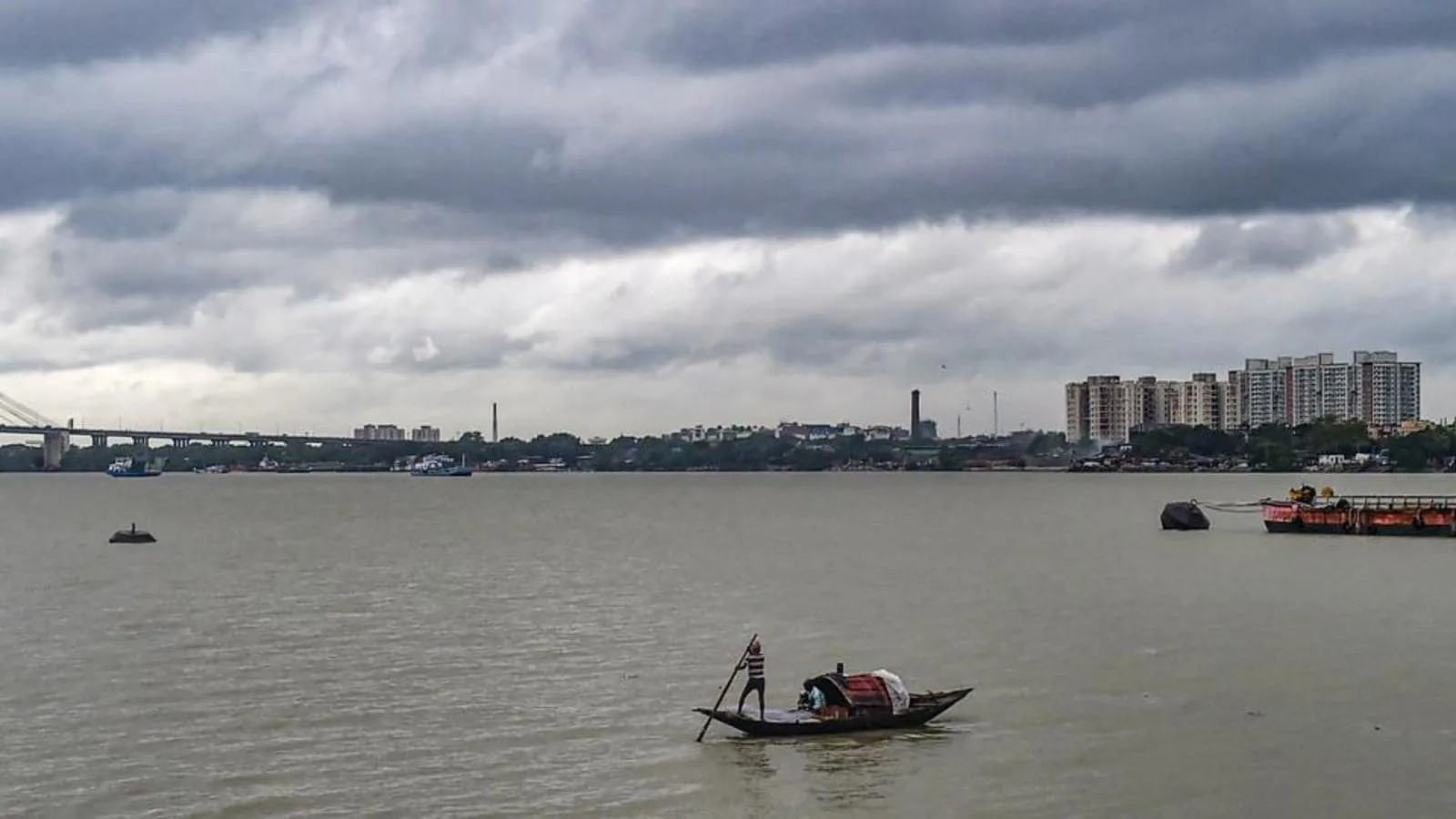 Heavy rain lashes Kolkata, south Bengal districts | Kolkata - Hindustan  Times