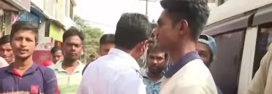 লুঠের চেষ্টায় বাধা, সোনার দোকানে ঢুকে মালিকের গলায় ধারাল অস্ত্রের কোপ!  অশান্ত মুকুন্দপুর