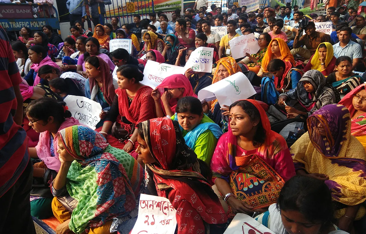 ঝড়-বাদল মাথায় করে ময়দানের ফুটপাতে – কেন ও কীসের অনশন