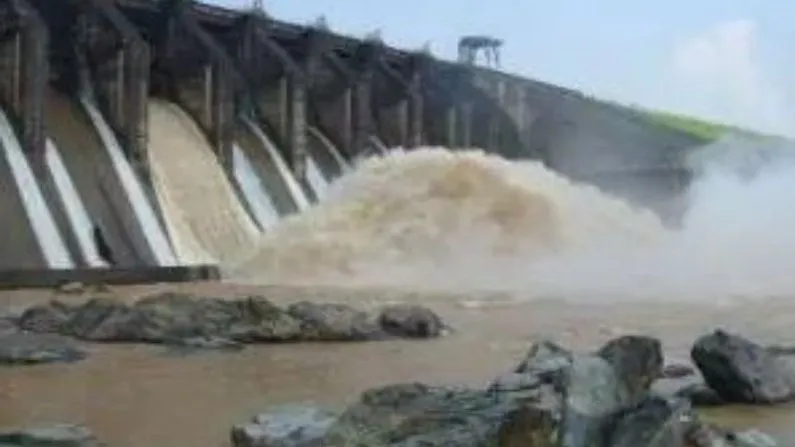 Bengal Flood: এক ধাক্কায় অর্ধেক! দিনে প্রায় ৩৩ হাজার কিউসেক জল ছাড়ছে  দুর্গাপুর ব্যারেজ - Bengali News | Durgapur Barrage is releasing 33  thousand Kusek water from Saturday | TV9 Bangla News