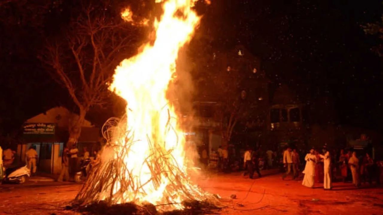Holika Dahan: ন্যাড়াপোড়ার সময় কী কী পূজো-সামগ্রীর প্রয়োজন, কীভাবে পালন  করবেন, সবটা জানুন এখানে... - Bengali News | Holika dahan puja samagri and  vidhi - TV9 Bangla News
