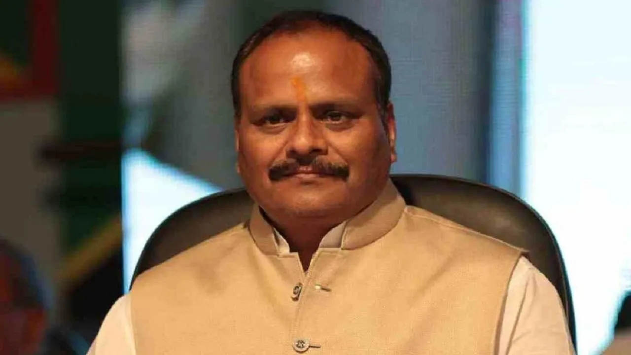 एक्शन में योगी सरकार: डिप्टी CM बृजेश पाठक के छापे में मिली 16 करोड़ की  एक्सपायर्ड दवाएं, जांच के आदेश | Yogi Adityanath government in action  Expired medicines worth 16 crores ...