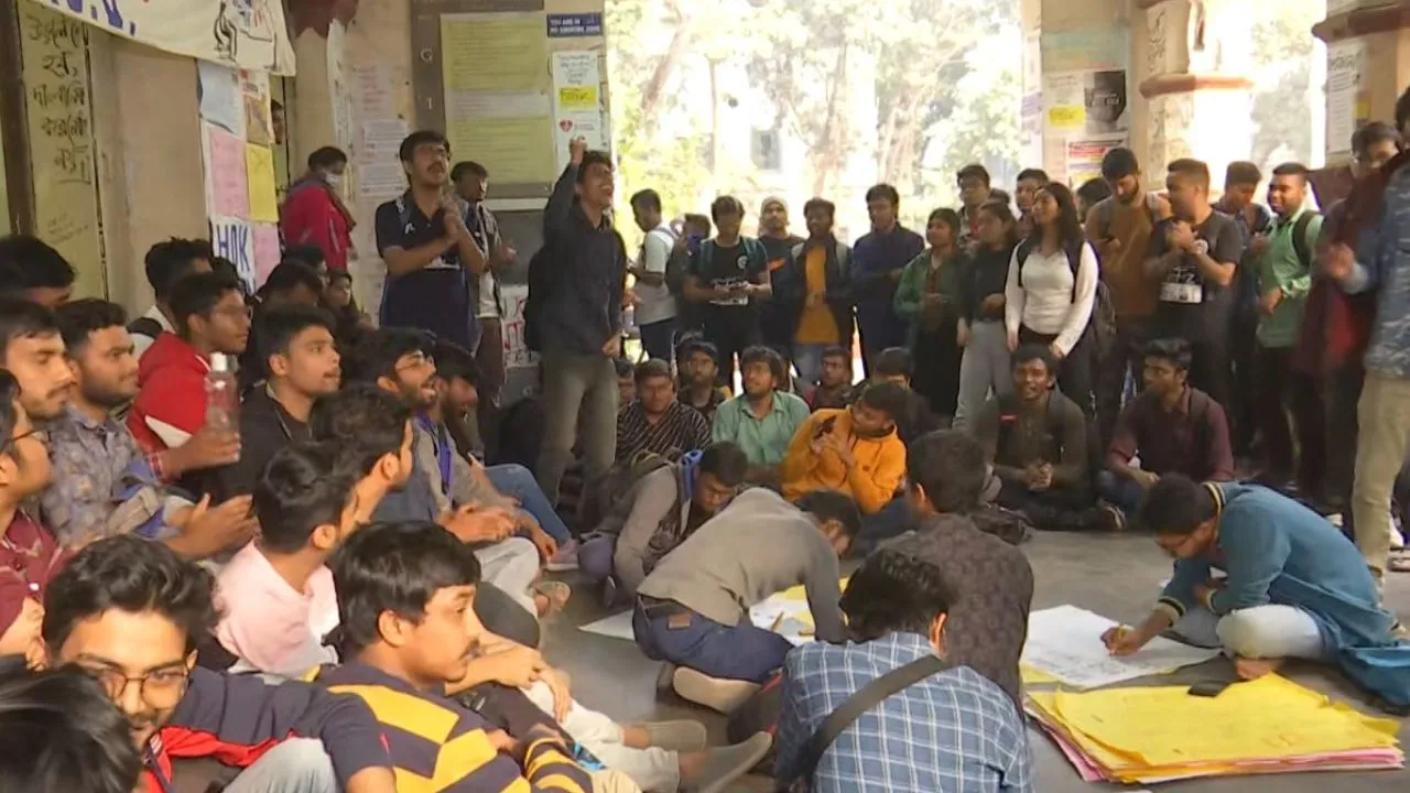 Jadavpur University: ছাত্র সংসদ নির্বাচনের দাবিতে সরগরম যাদবপুর  বিশ্ববিদ্যালয়, ডেপুটেশন বিক্ষুব্ধ পড়ুয়াদের - Bengali News | Jadavpur  University students shown bikhov for ...