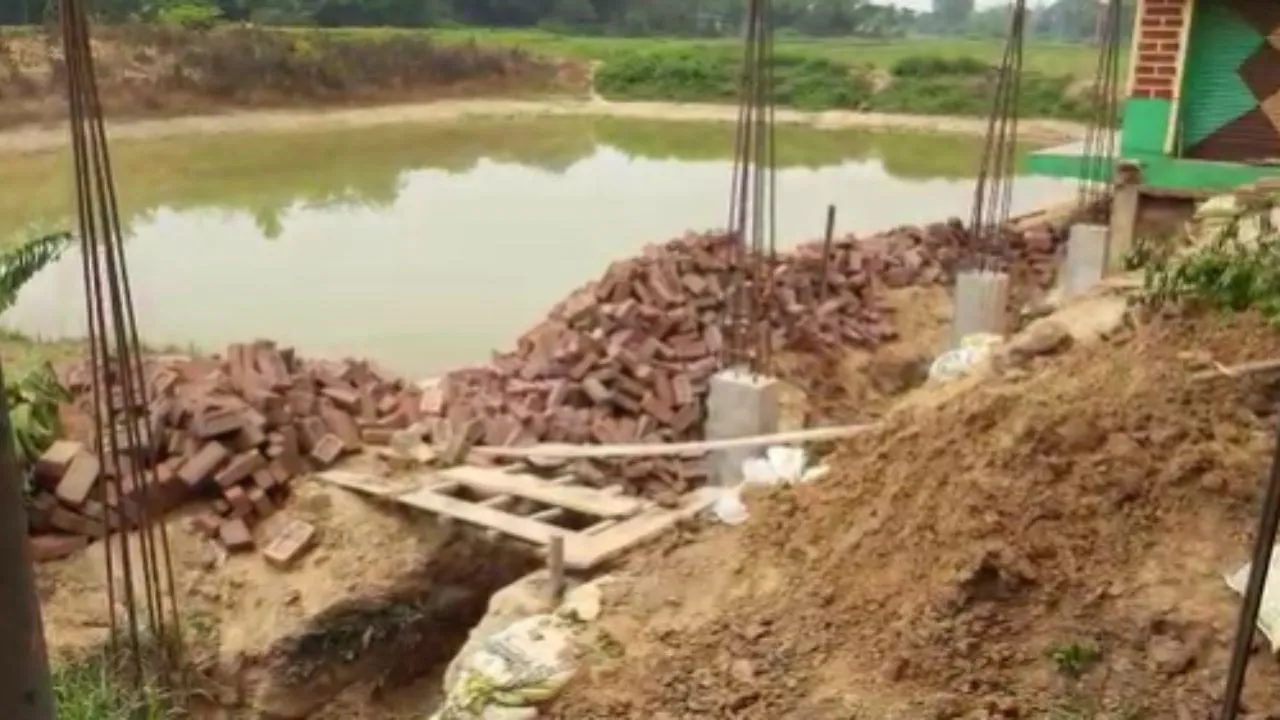 Bankura: পুকুর ভরাটের অভিযোগ শাসকদলেরই প্রভাবশালী নেতার বিরুদ্ধে - Bengali  News | The allegation of pond filling is against the influential leader of  the ruling party | TV9 Bangla News