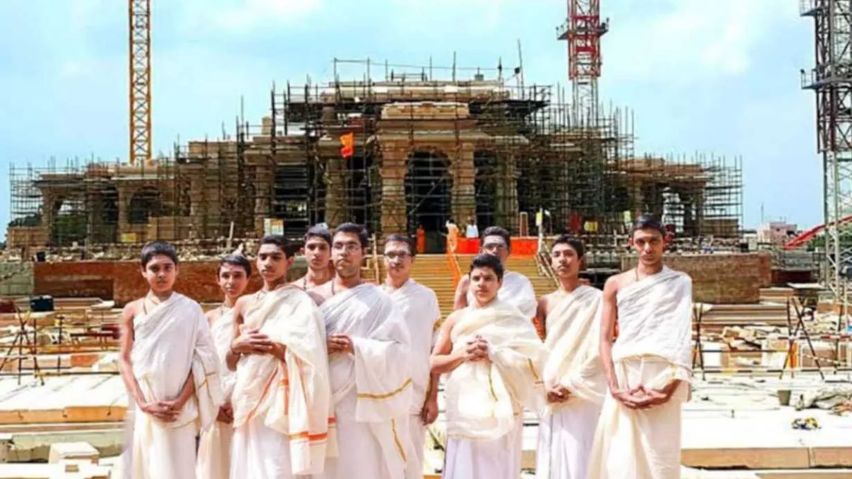 Ayodhya Ram Mandir: চাকরির দরকার নেই! রাম মন্দিরের পুরোহিত হতে পারলেই মাসে  মাসে মিলবে হাজার টাকা