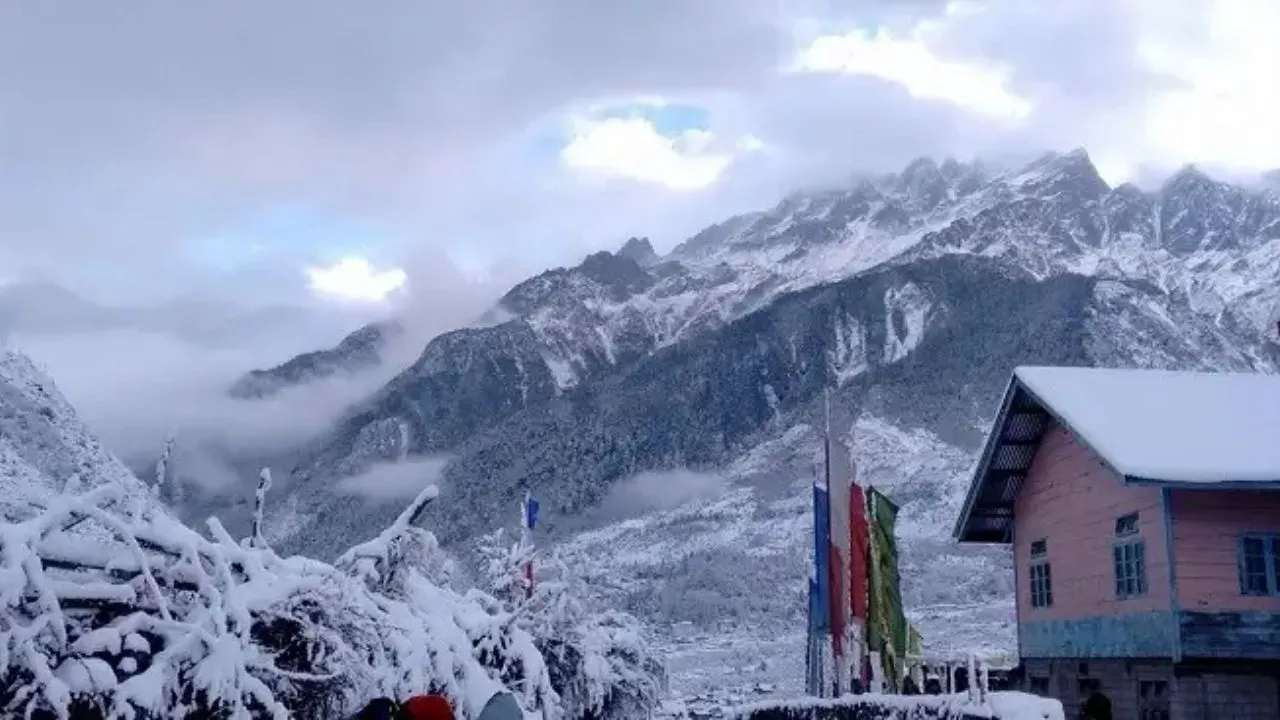 North Sikkim: ১ ডিসেম্বর থেকে খুলছে লাচুং, বরফে ঢাকা এই পাহাড়ি গ্রামে গেলে  কী-কী দেখতে পাবেন? - Bengali News | North Sikkim's Lachung is opening for  tourists from December 1; Places to