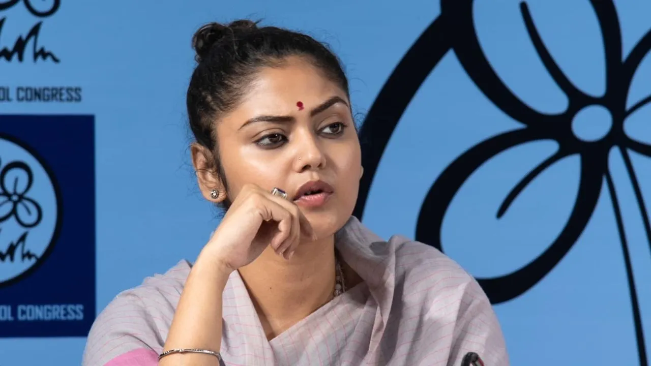 Saayoni Ghosh: সায়নীর বিরুদ্ধে প্রার্থী মমতার 'কাছের লোক', যাদবপুরে এবার  শুরু নতুন খেলা - Bengali News | Akhil Bharat Hindu Maha Sabha Chandrachur  Goswami to contest in Jadavpur against ...