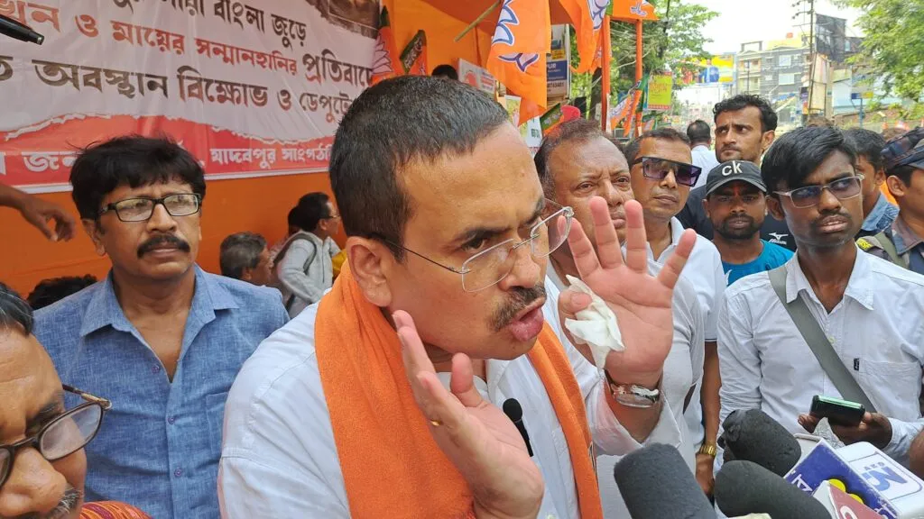 টালিগঞ্জে জনসংযোগ সারলেন বিজেপির দাপুটে প্রার্থী! চললো অবস্থান বিক্ষোভ