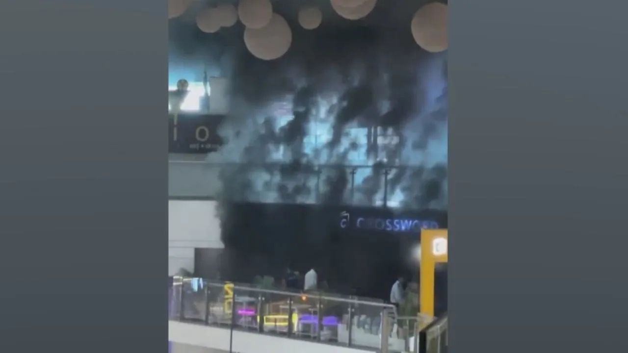 Fire at Kolkata Mall: কলকাতার অ্যাক্রোপলিস মলে ভয়াবহ আগুন, গলগল করে  বেরচ্ছে ধোঁয়া - Bengali News | Fire at Kolkata's acropolis mall on friday  morning, people scared, fire engines at spot |
