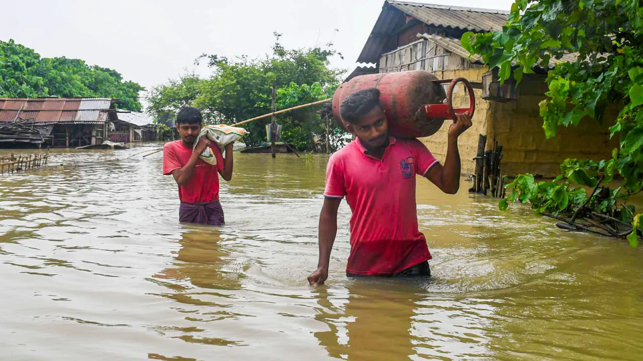 About 11 lakh people hit by floods in Assam, rivers breach danger mark in  Arunachal Pradesh | India News - News9live