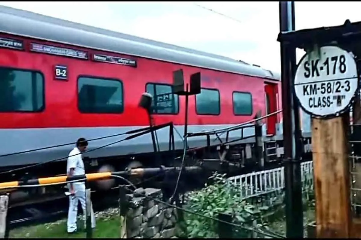 Kanchankanya Express | খোলা রেলগেট! তীব্র বেগে ধেয়ে আসছে কাঞ্চনকন্যা,  ইমার্জেন্সি ব্রেক কষে দুর্ঘটনা এড়ালেন চালক