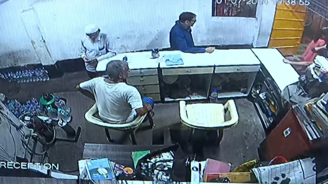 Khidirpur: পানের পিক ফেলা নিয়ে ঝামেলা, খিদিরপুরে উত্তরপ্রদেশের যুবককে  গণপিটুনি - Bengali News | Khidirpur A youth from Uttar Pradesh was accused  of gang beating in Khidirpur | TV9 Bangla News