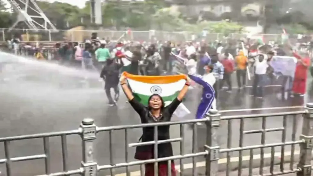 Inscript - জলকামান, লাঠিচার্জ! নবান্ন অভিযান ঘিরে ধুন্ধুমার! বুধে বনধের ডাক  বিজেপির