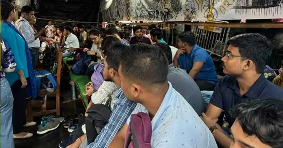 RG Kar: আরজি করের ধর্ণা মঞ্চেই শুরু লেখা পড়া! সেই ছবি সমাজ মাধ্যমে শেয়ার  করলেন কিঞ্জল