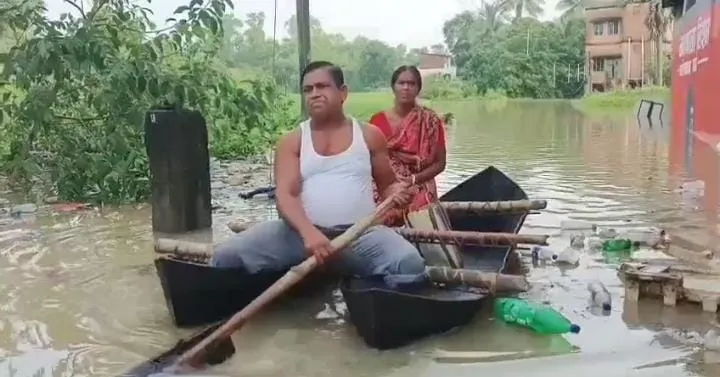 Ghatal Flood : বন্যার জলে প্লাবিত ঘাটাল পৌরসভার রাস্তায় ডিঙ্গিতে যাতায়াত  মানুষের - Kolkata Saradin