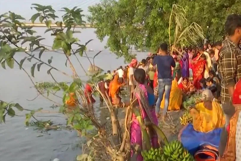 Chhat Puja 2022: কলকাতার ঘাটে ঘাটে উপচে পড়ছে ভিড়