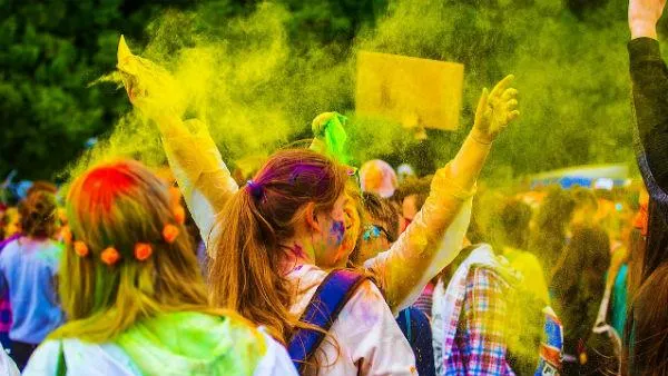 In addition to white, choose these colors for Holi dress