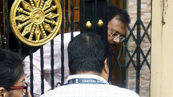 Former RG Kar Medical College principal Sandip Ghosh opens the door of his residence for a CBI officer to investigate the alleged sexual assault and murder of a postgraduate trainee doctor and financial irregularities at the RG Kar Medical College, in Kolkata on Sunday. 