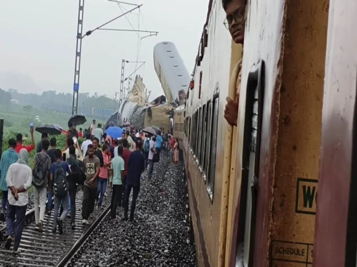 West Bengal Train Accident: कंचनजंगा एक्सप्रेस हादसे में मरने वालों की  संख्या 15 हुई, रेलवे बोला- मालगाड़ी ने तोड़ा था सिग्नल Kanchenjunga Express  rams into goods train in ...