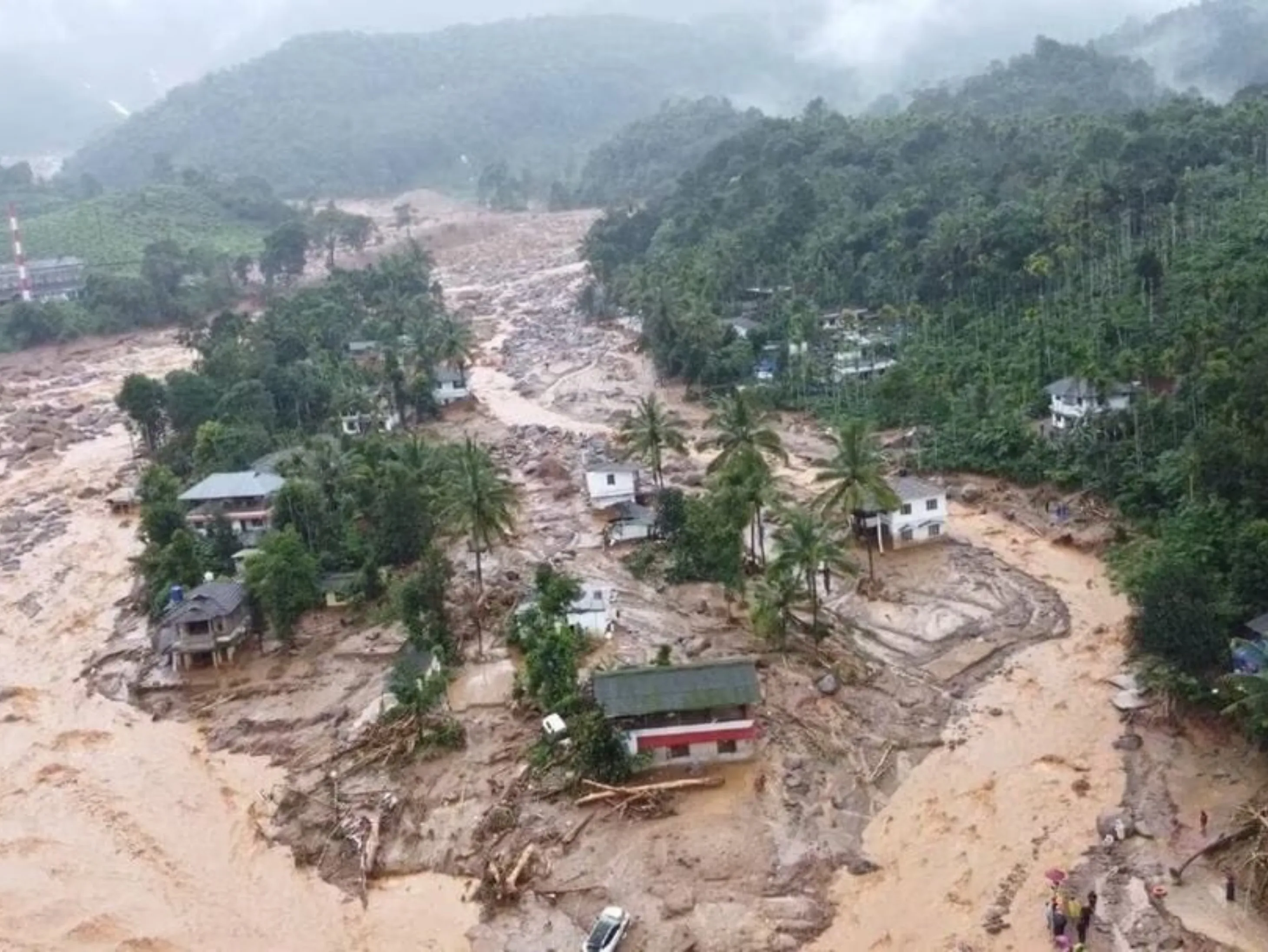 IMD Weather Update; Kerala Wayanad Landslide Photos | MP Maharashtra  Gujarat Kullu Rainfall Flood Situation | केरल के वायनाड में लैंडस्लाइड, 63  की मौत, 400 लापता: 4 गांव बहे; सेना बुलाई गई,