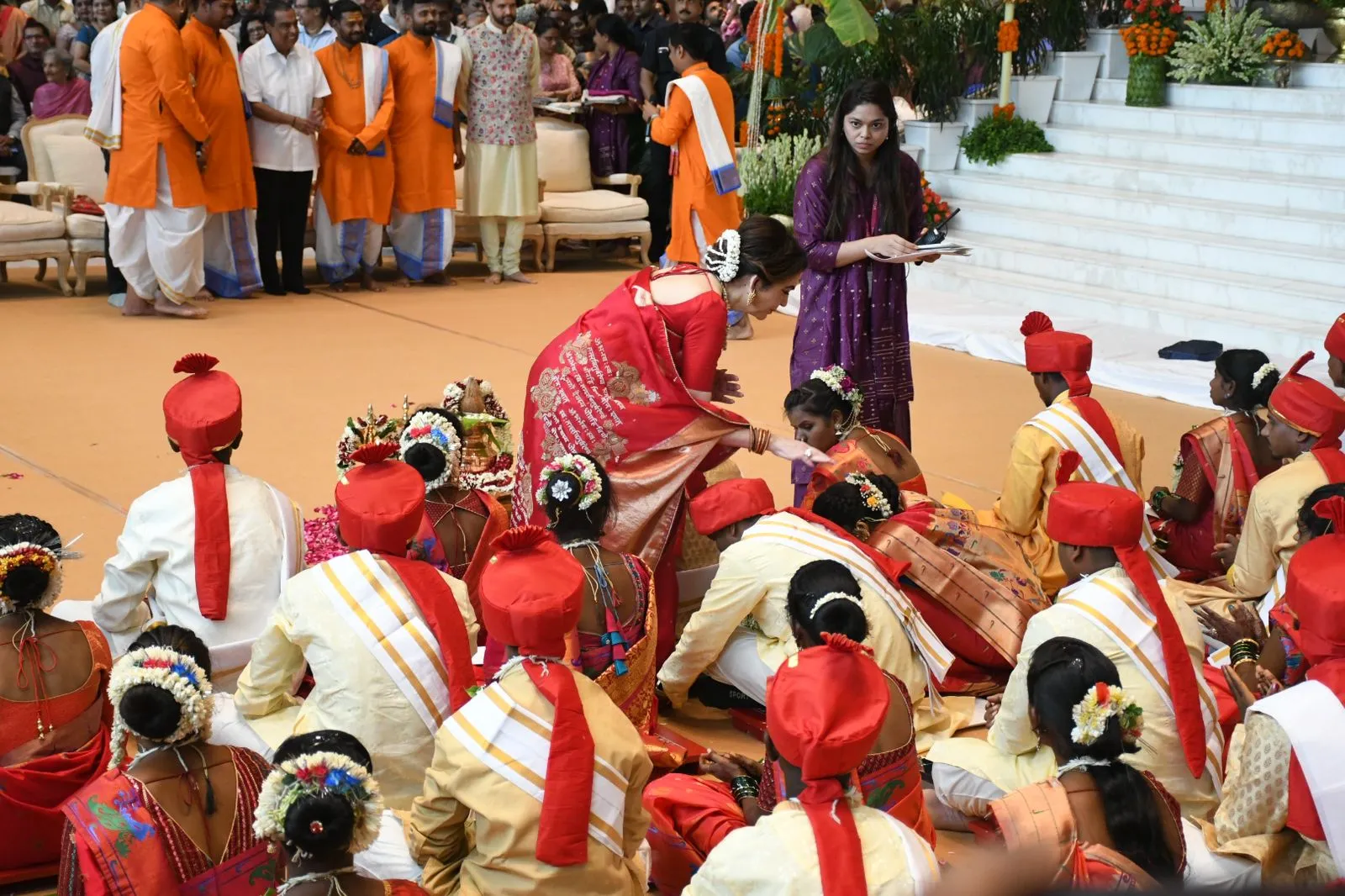 Mukesh Ambani Nita Ambani organise Mass Marriage 50 underprivileged palghar  ahead of Anant Radhika Wedding inside photos | अनंत-राधिका से पहले मुकेश  अंबानी-नीता अंबानी ने करवाई 50 जोड़ों की शाही ...